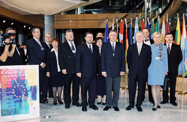 Fotó 24: Extraordinary debate on enlargement with MPs from the Applicant States  Group picture