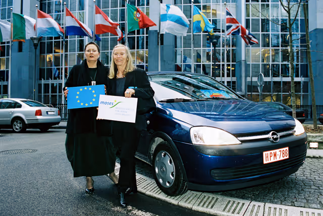 Foto 5: MEP Karin JONS promotes shared cars with MOSES
