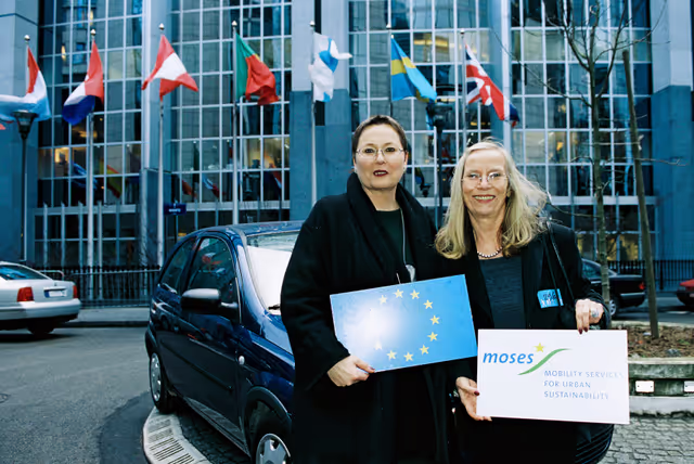 Foto 4: MEP Karin JONS promotes shared cars with MOSES
