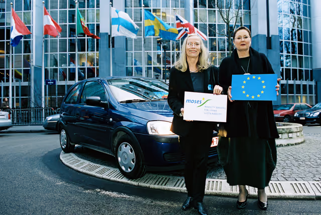 Foto 2: MEP Karin JONS promotes shared cars with MOSES
