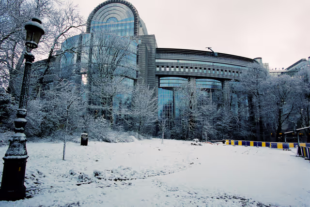Zdjęcie 8: Illustration - The European Parliament building under snow in Brussels