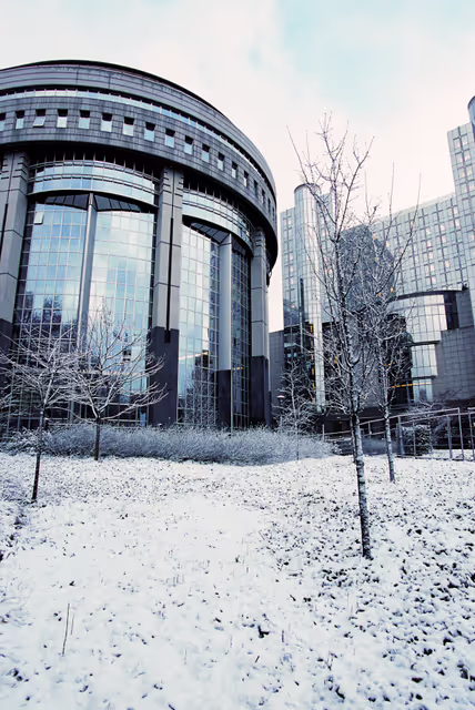 Zdjęcie 4: Illustration - The European Parliament building under snow in Brussels