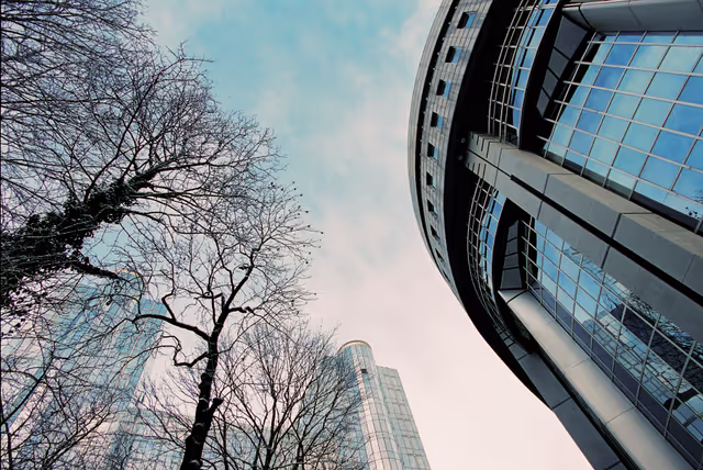 Zdjęcie 5: Illustration - The European Parliament building under snow in Brussels