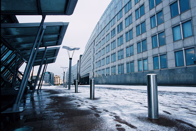 Zdjęcie 6: Illustration - The European Parliament building under snow in Brussels