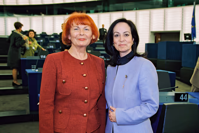 Photo 10 : MEP Christa RANDZIO-PLATH and Commissioner Anna DIAMANTOPOULOU in Plenary Session in Strasbourg