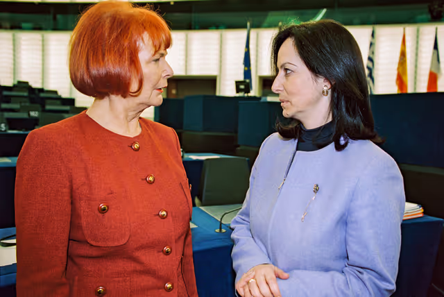 Photo 11 : MEP Christa RANDZIO-PLATH and Commissioner Anna DIAMANTOPOULOU in Plenary Session in Strasbourg