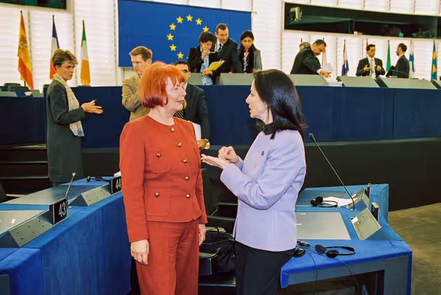 Photo 9 : MEP Christa RANDZIO-PLATH and Commissioner Anna DIAMANTOPOULOU in Plenary Session in Strasbourg