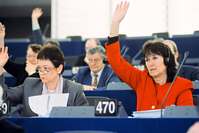 Photo 45 : MEPs Baroness Sarah LUDFORD and Elizabeth LYNNE in Plenary Session at the European Parliament in Strasbourg
