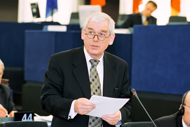 Photo 5 : Commissioner Poul NIELSON in Plenary Session in Strasbourg