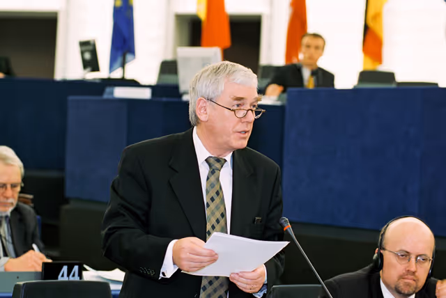 Photo 6 : Commissioner Poul NIELSON in Plenary Session in Strasbourg