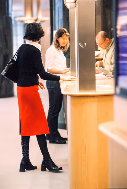 Fotografia 2: People near the letterboxes and mail service