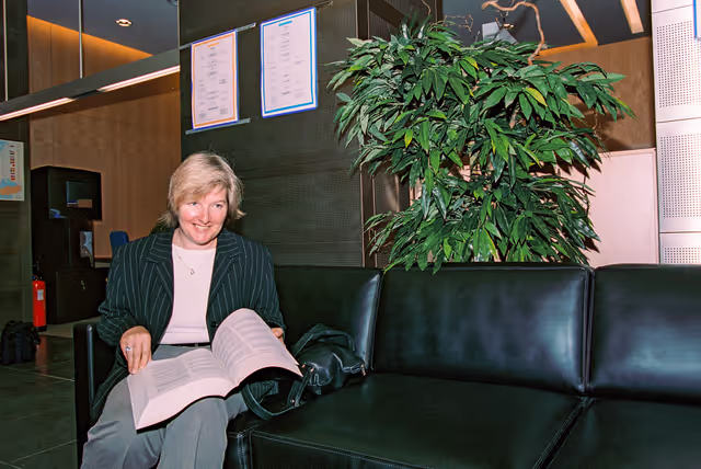 Foto 26: People consulting documents at the Infopoint