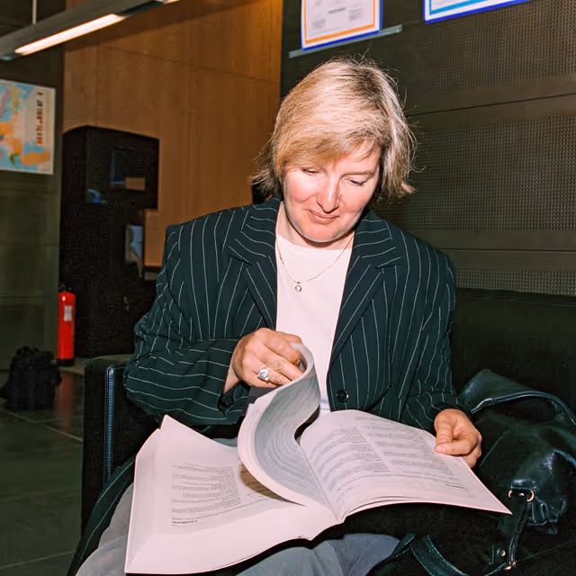 Foto 19: People consulting documents at the Infopoint