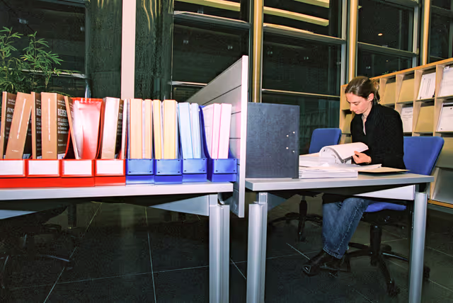 Foto 24: People consulting documents at the Infopoint