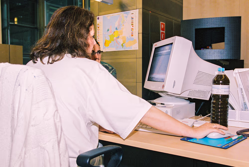 People consulting documents at the Infopoint