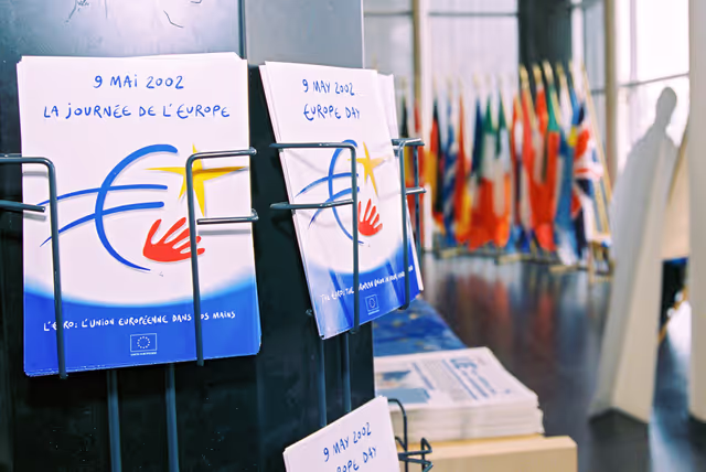 Foto 10: People consulting documents at the Infopoint