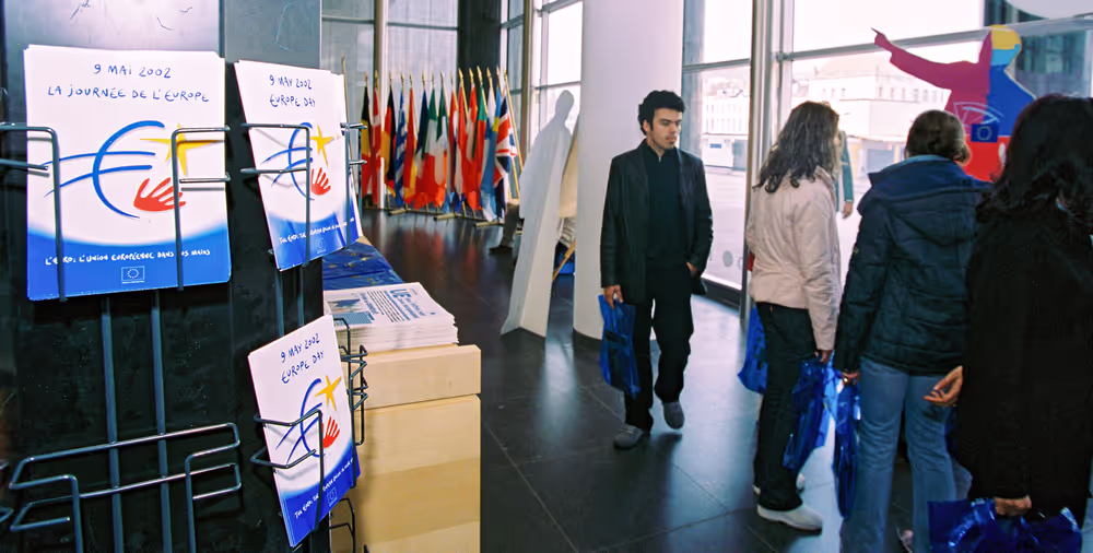 People consulting documents at the Infopoint