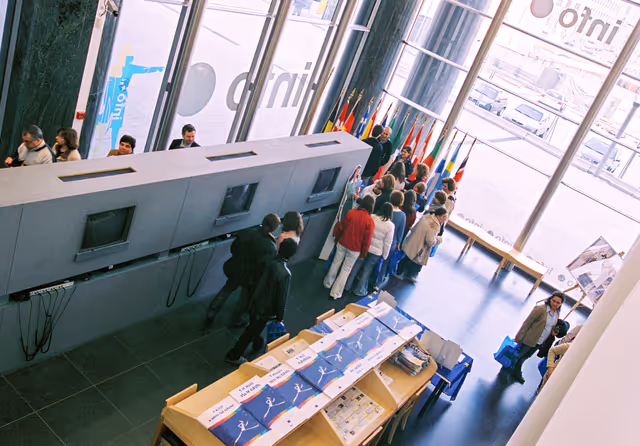 Foto 7: People consulting documents at the Infopoint