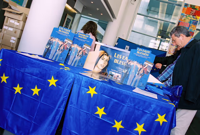 Foto 5: People consulting documents at the Infopoint
