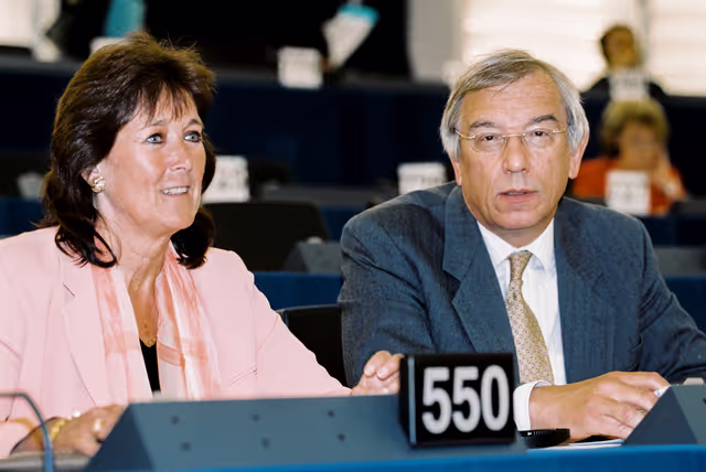 Φωτογραφία 4: MEPs Elizabeth LYNNE and Bill NEWTON DUNN at the European Parliament in Strasbourg