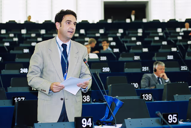 Fotografia 2: MEP Carlos BAUTISTA OJEDA speaks in plenary session in Strasbourg