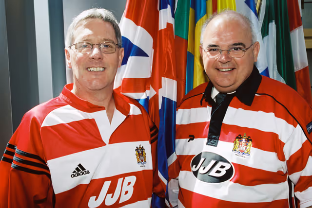 Fotografi 1: MEPs Brian SIMPSON and Terence WYNN with Wigan FC football shirts