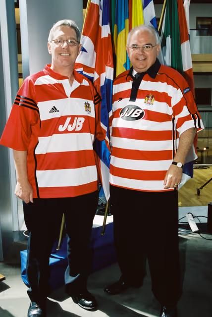 Fotografi 2: MEPs Brian SIMPSON and Terence WYNN with Wigan FC football shirts