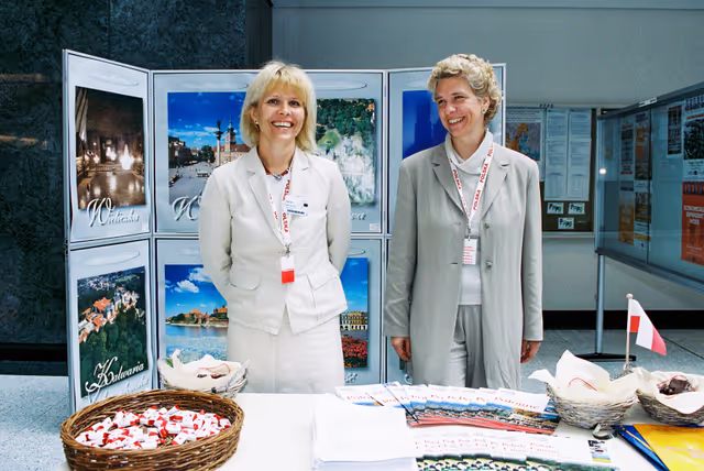 Valokuva 12: EP President visits a promotion stand of Polish food inside the EP in Brussels