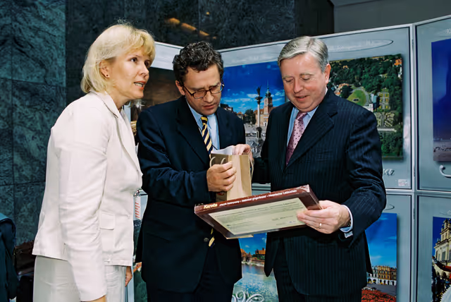 Valokuva 16: EP President visits a promotion stand of Polish food inside the EP in Brussels