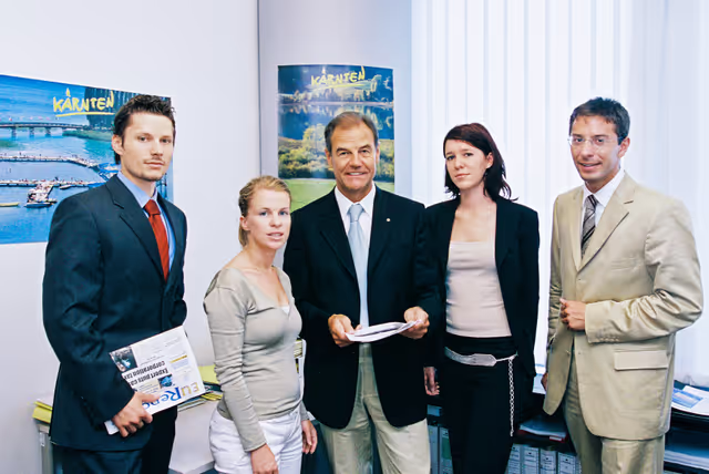Fotografie 2: MEP Hubert PIRKER with assistants in Brussels