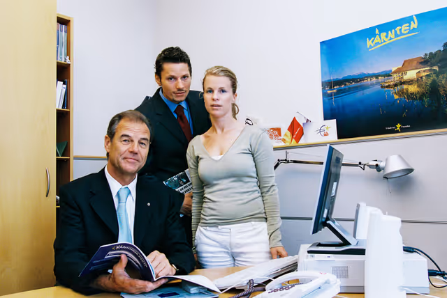 Fotografie 4: MEP Hubert PIRKER with assistants in Brussels