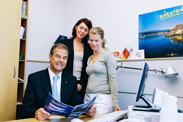 Fotografie 17: MEP Hubert PIRKER with assistants in Brussels