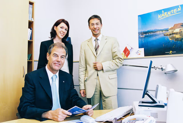 Fotografie 18: MEP Hubert PIRKER with assistants in Brussels