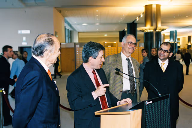Fotografi 21: Turkish artist Burhan DOGANCAY offers a piece to the European Parliament in Brussels
