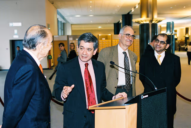 Fotografi 23: Turkish artist Burhan DOGANCAY offers a piece to the European Parliament in Brussels