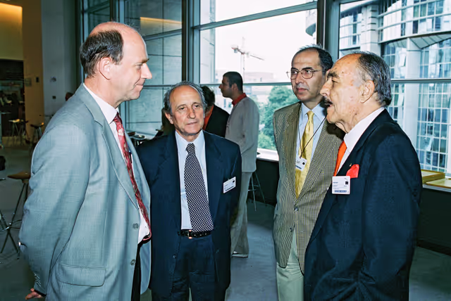 Fotografi 9: Turkish artist Burhan DOGANCAY offers a creation to the European Parliament in Brussels