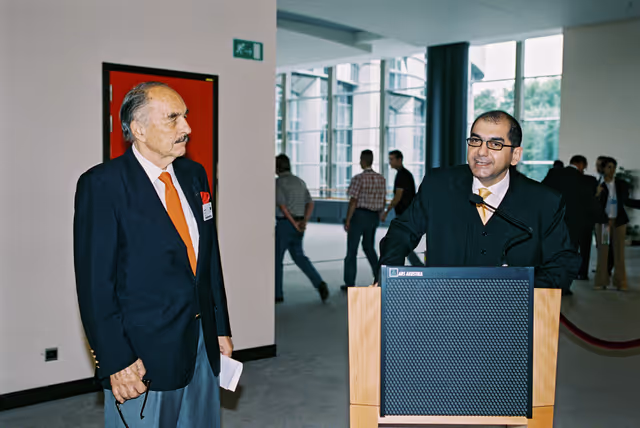Fotografi 2: Turkish artist Burhan DOGANCAY offers a creation to the European Parliament in Brussels