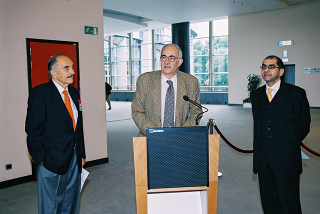 Fotografi 8: Turkish artist Burhan DOGANCAY offers a creation to the European Parliament in Brussels