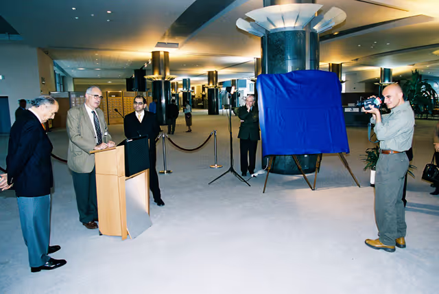 Fotografi 7: Turkish artist Burhan DOGANCAY offers a creation to the European Parliament in Brussels