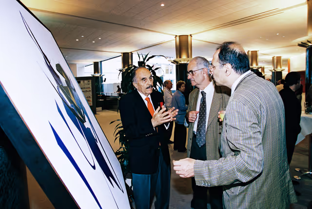 Fotografi 3: Turkish artist Burhan DOGANCAY offers a creation to the European Parliament in Brussels
