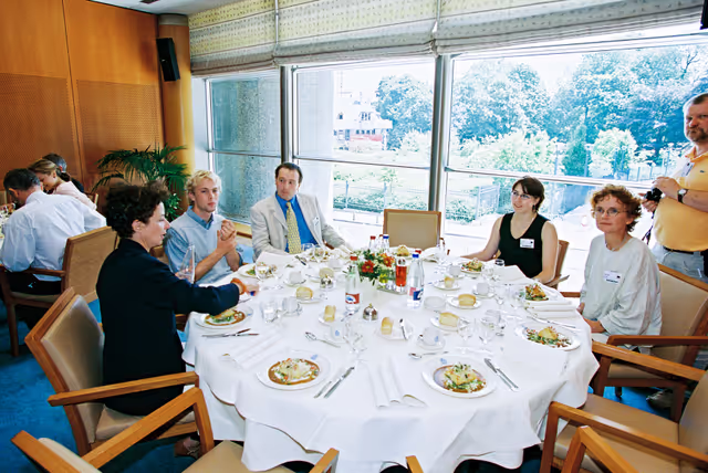 Billede 3: Representatives of the Convention of Young Belgian Students meet with Belgian members of the European Convention on the Future of Europe