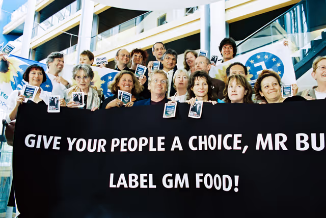 Fotó 2: Greens - EFA Meps with a banner that reads ' Give your people a choice, Mr Bush. Label GM food ! '