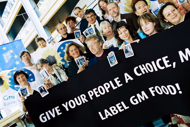 Fotó 3: Greens - EFA Meps with a banner that reads ' Give your people a choice, Mr Bush. Label GM food ! '