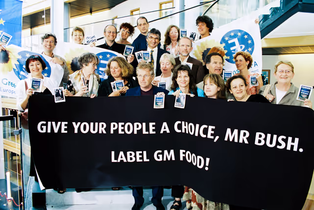 Fotó 4: Greens - EFA Meps with a banner that reads ' Give your people a choice, Mr Bush. Label GM food ! '