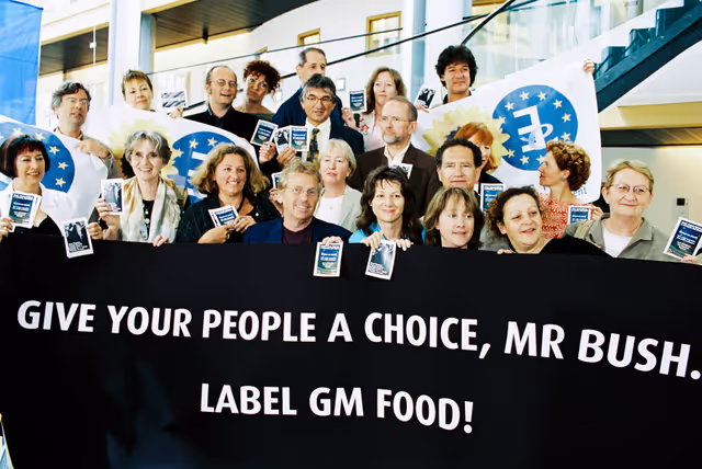 Fotó 5: Greens - EFA Meps with a banner that reads ' Give your people a choice, Mr Bush. Label GM food ! '