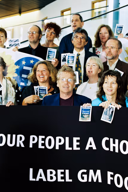 Fotó 6: Greens - EFA Meps with a banner that reads ' Give your people a choice, Mr Bush. Label GM food ! '