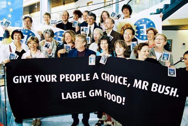 Fotó 7: Greens - EFA Meps with a banner that reads ' Give your people a choice, Mr Bush. Label GM food ! '