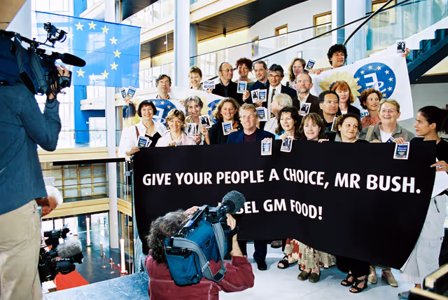 Fotó 8: Greens - EFA Meps with a banner that reads ' Give your people a choice, Mr Bush. Label GM food ! '