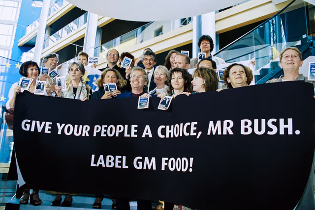 Fotó 10: Greens - EFA Meps with a banner that reads ' Give your people a choice, Mr Bush. Label GM food ! '