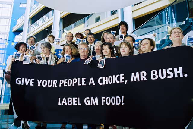 Fotó 11: Greens - EFA Meps with a banner that reads ' Give your people a choice, Mr Bush. Label GM food ! '
